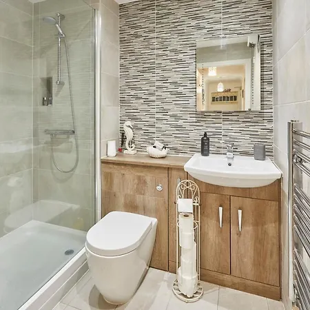 Host & - Riverrun * Whitby