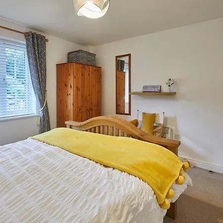 Host & - Riverrun * Whitby